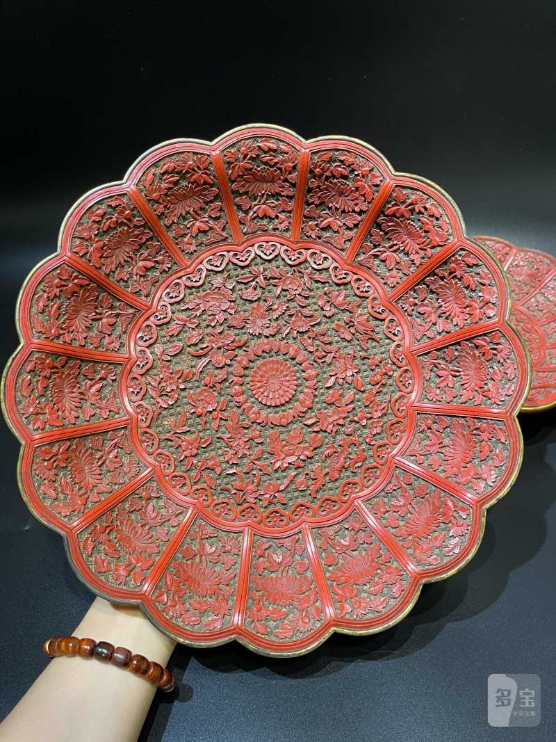 清乾隆 剔彩花卉纹菊瓣盘一对（原镶鎏金口） - 图6